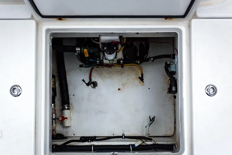 Pressin Paws Yacht Photos Pics 2008 Fountain - Batteries