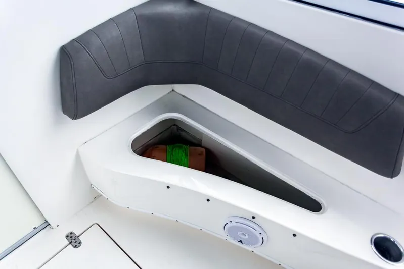 Pressin Paws Yacht Photos Pics 2008 Fountain - Storage