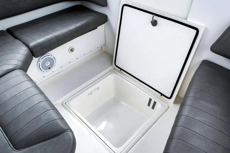 Pressin Paws Yacht Photos Pics 2008 Fountain - Storage