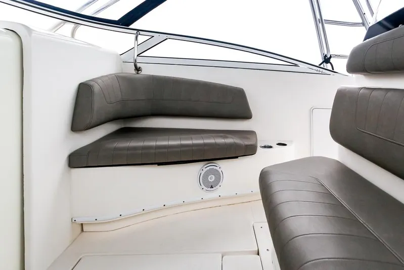 Pressin Paws Yacht Photos Pics 2008 Fountain - Mid ship