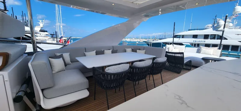 Sunlife Yacht Photos Pics AZIMUT GRANDE 27 METRI 2024