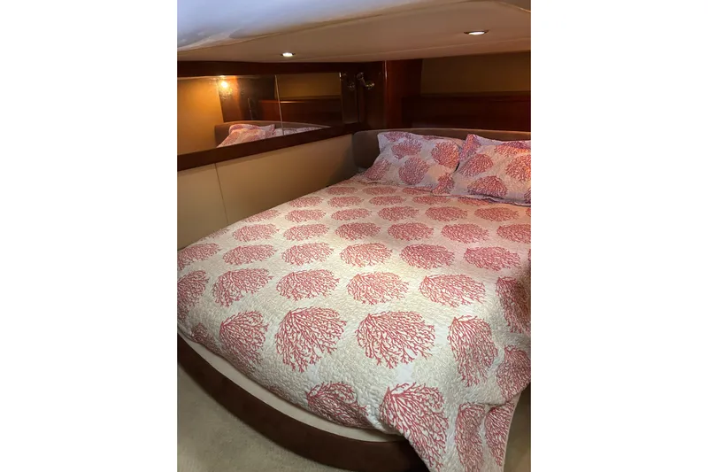Miss Louise II Yacht Photos Pics Luxurious 2007 Meridian 411SB yacht bedroom with coral-patterned bedding.