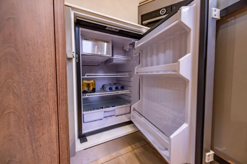 Wild Thing Yacht Photos Pics Open Explorer NG 50 Alu Fast Going fridge, 2016 model, with beverages inside.