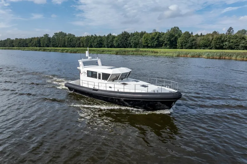 Wild Thing Yacht Photos Pics Explorer NG 50 Alu Fast Going boat cruising on a river, 2016 model.