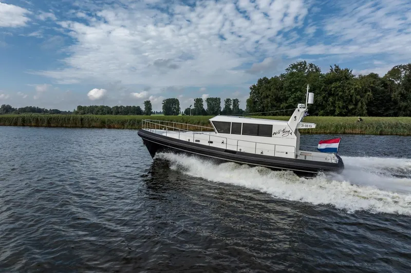 Wild Thing Yacht Photos Pics Explorer NG 50 Alu Fast Going boat cruising on a river, 2016 model.