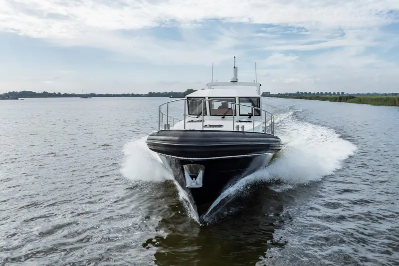 Wild Thing Yacht Photos Pics Explorer NG 50 Alu Fast Going boat cruising on a calm river, 2016 model.