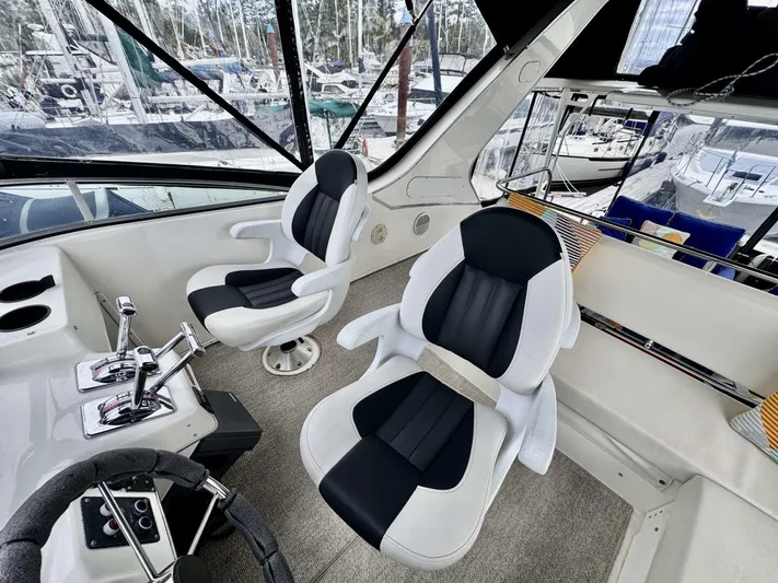 Yacht Photos Pics 1998 Bayliner 4087 Aft Cabin Motoryacht helm with modern seating and controls.