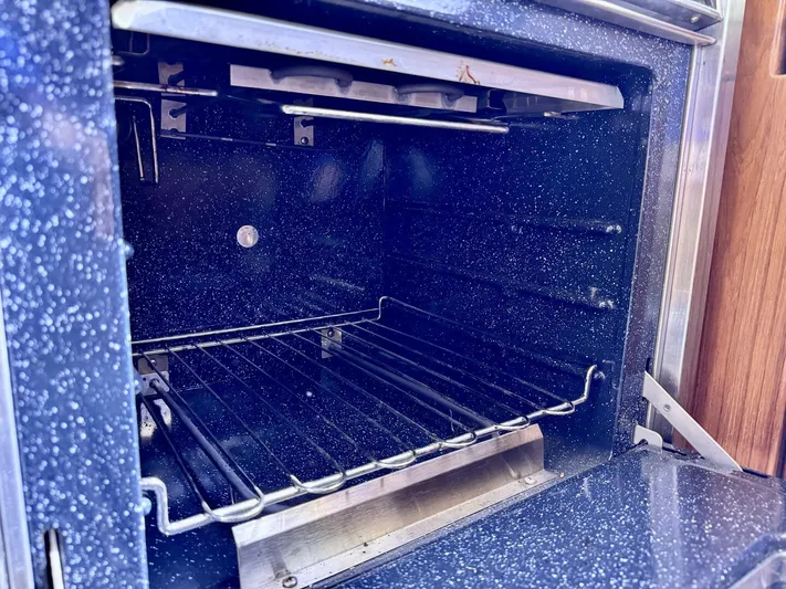  Yacht Photos Pics Interior of an oven in a 1998 Bayliner 4087 Aft Cabin Motoryacht kitchen.