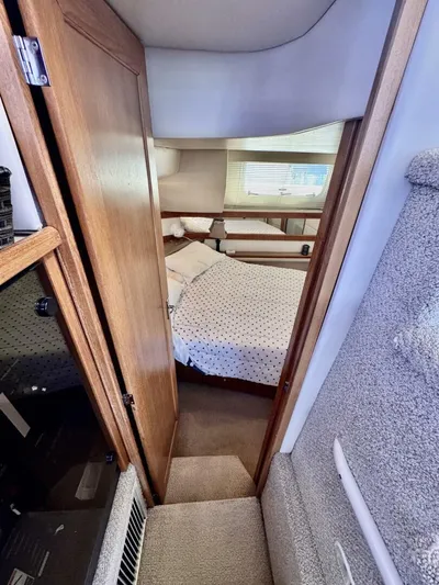  Yacht Photos Pics 1998 Bayliner 4087 Aft Cabin Motoryacht interior with cozy bedroom and wooden door.