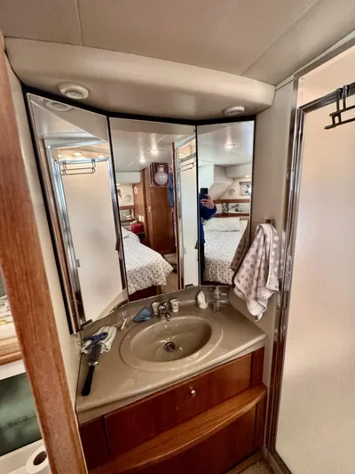  Yacht Photos Pics 1998 Bayliner 4087 Aft Cabin Motoryacht bathroom with mirrored vanity and sink.