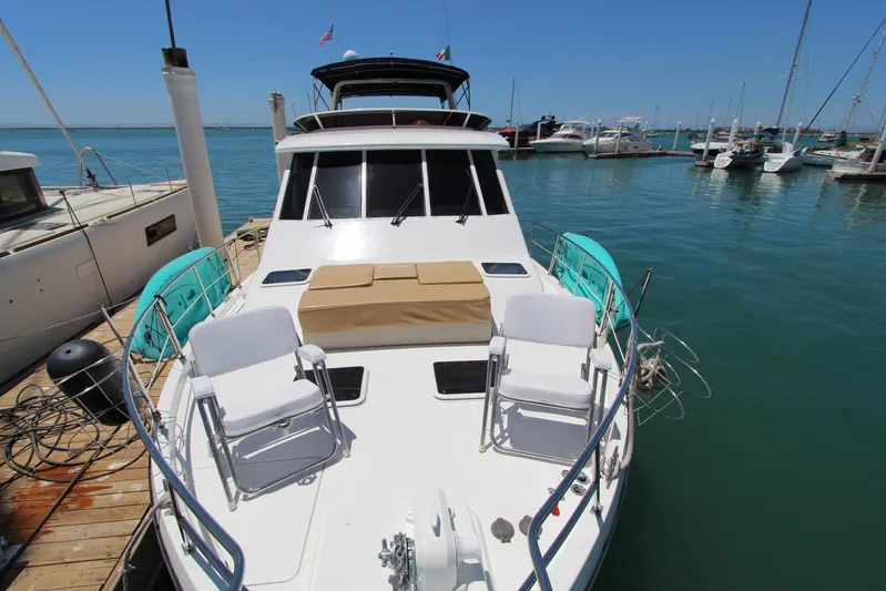  Yacht Photos Pics Bayliner 4788 Pilothouse Motoryacht 2000 docked, featuring spacious deck and seating area.