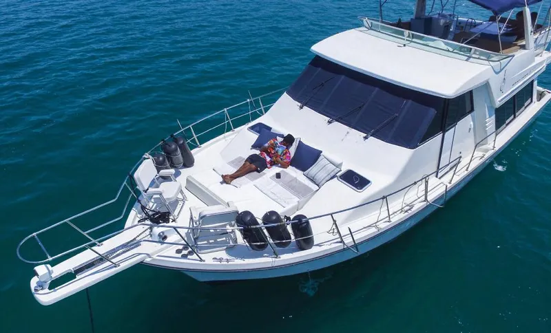  Yacht Photos Pics 2000 Bayliner 4788 Pilothouse Motoryacht cruising on clear blue water.