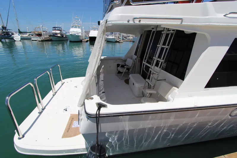  Yacht Photos Pics Bayliner 4788 Pilothouse Motoryacht 2000 docked, featuring spacious deck and ladder.