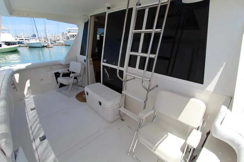  Yacht Photos Pics Bayliner 4788 Pilothouse Motoryacht 2000, spacious deck with seating and ladder, docked at marina.