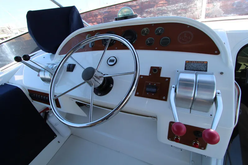  Yacht Photos Pics Steering wheel and controls of a 2000 Bayliner 4788 Pilothouse Motoryacht.