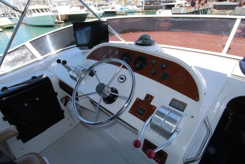 Yacht Photos Pics 2000 Bayliner 4788 Pilothouse Motoryacht helm with steering wheel and navigation controls.