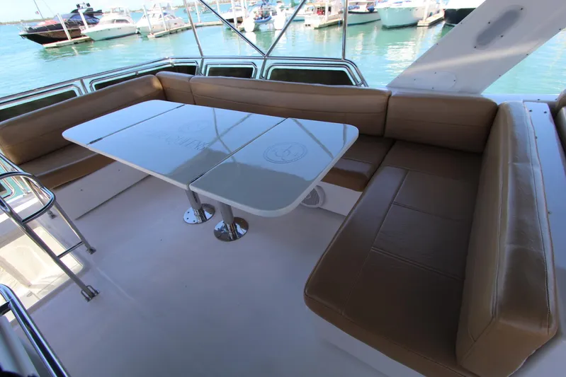  Yacht Photos Pics Luxurious seating area on a 2000 Bayliner 4788 Pilothouse Motoryacht, featuring a spacious table.