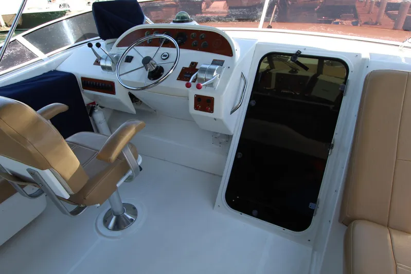  Yacht Photos Pics 2000 Bayliner 4788 Pilothouse Motoryacht helm with steering wheel and seating.