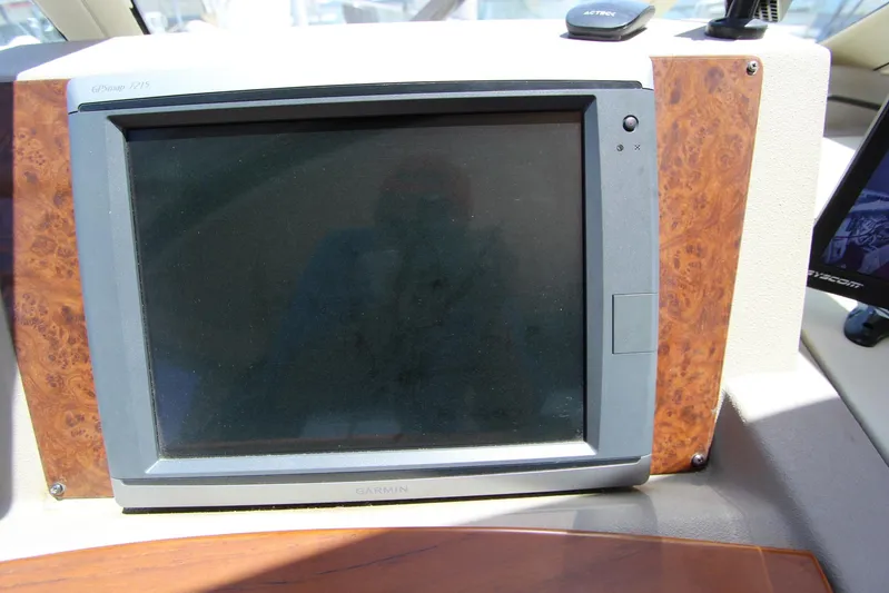  Yacht Photos Pics Dashboard of 2000 Bayliner 4788 Pilothouse Motoryacht with electronic display.