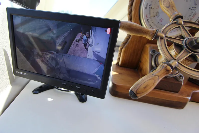  Yacht Photos Pics Control panel and monitor on a 2000 Bayliner 4788 Pilothouse Motoryacht.