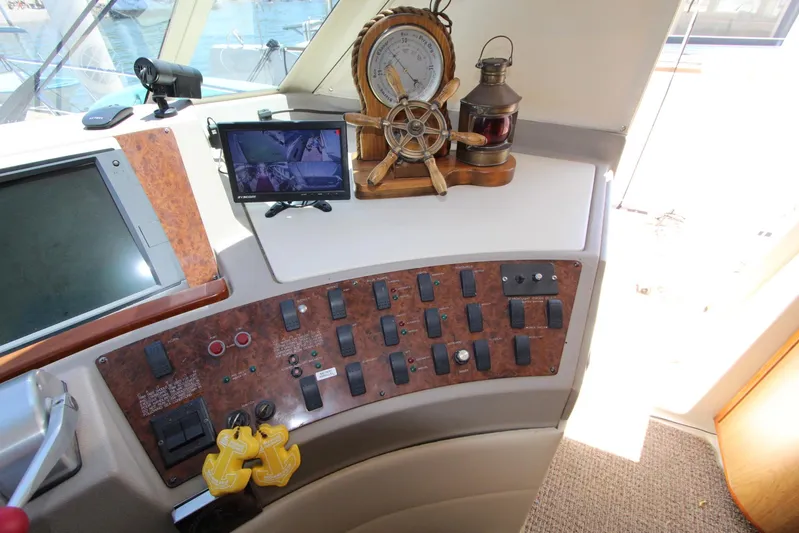  Yacht Photos Pics Pilothouse dashboard of 2000 Bayliner 4788 Pilothouse Motoryacht with navigation controls and instruments.