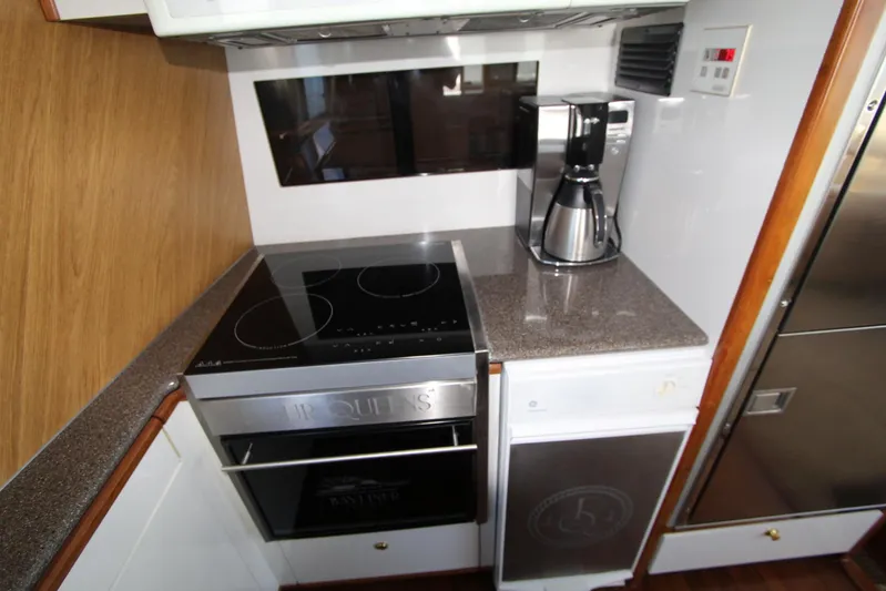  Yacht Photos Pics Bayliner 4788 Pilothouse Motoryacht 2000 kitchen with stove, coffee maker, and modern appliances.