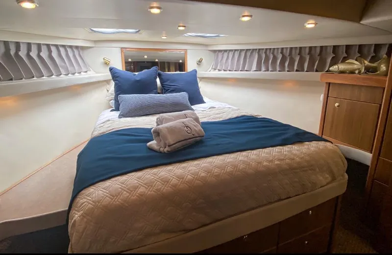  Yacht Photos Pics Luxurious bedroom in 2000 Bayliner 4788 Pilothouse Motoryacht with elegant bedding.