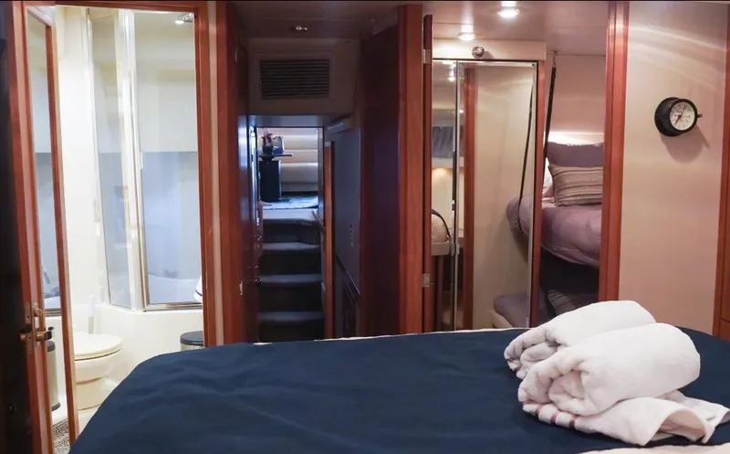  Yacht Photos Pics Interior of 2000 Bayliner 4788 Pilothouse Motoryacht with cozy bedroom and bathroom.