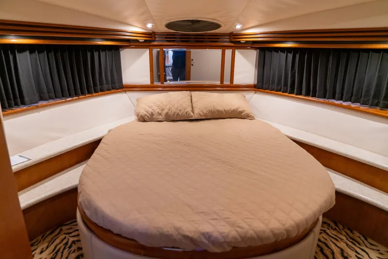  Yacht Photos Pics Luxurious bedroom in 2000 Carver 450 Voyager Pilothouse yacht with cozy bedding.