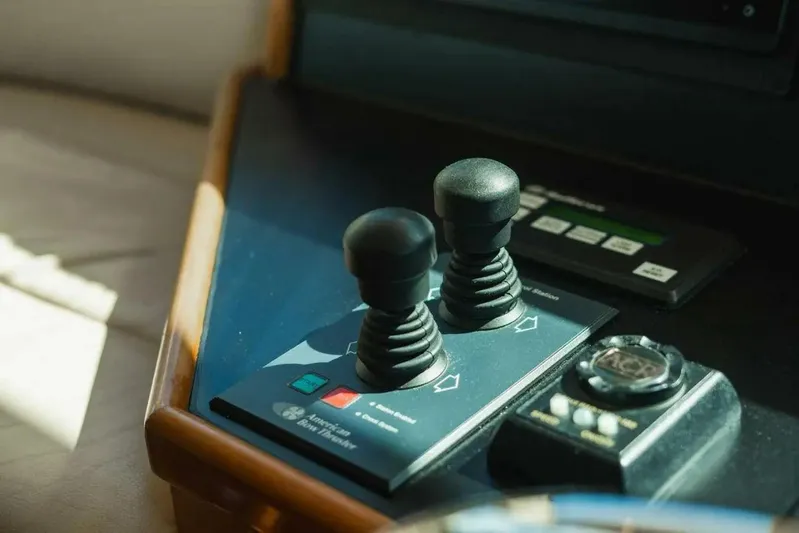 Into The Blue Yacht Photos Pics 2008-Hatteras-64-Motor-Yacht