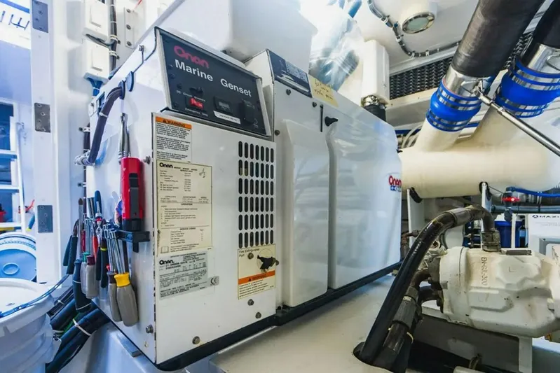 Into The Blue Yacht Photos Pics 2008-Hatteras-64-Motor-Yacht