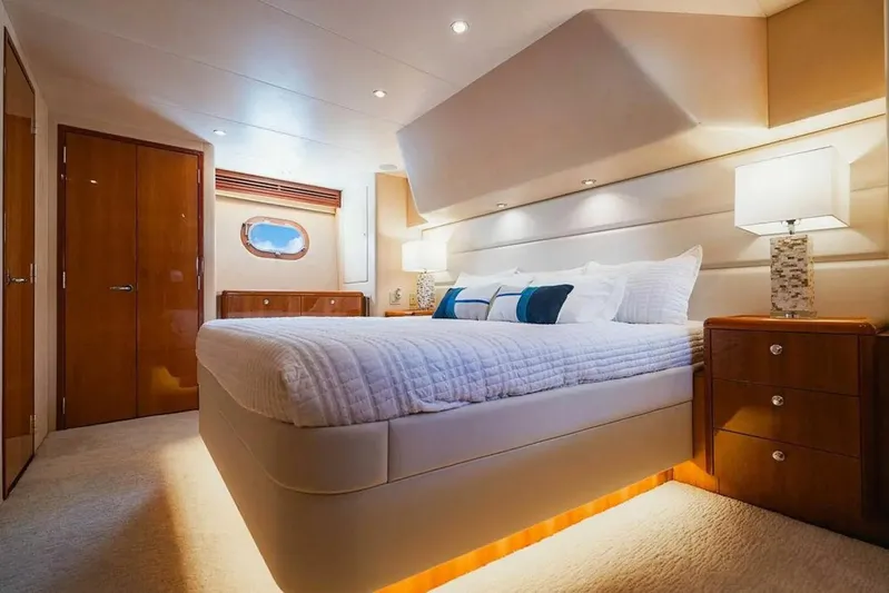 Into The Blue Yacht Photos Pics 2008-Hatteras-64-Motor-Yacht