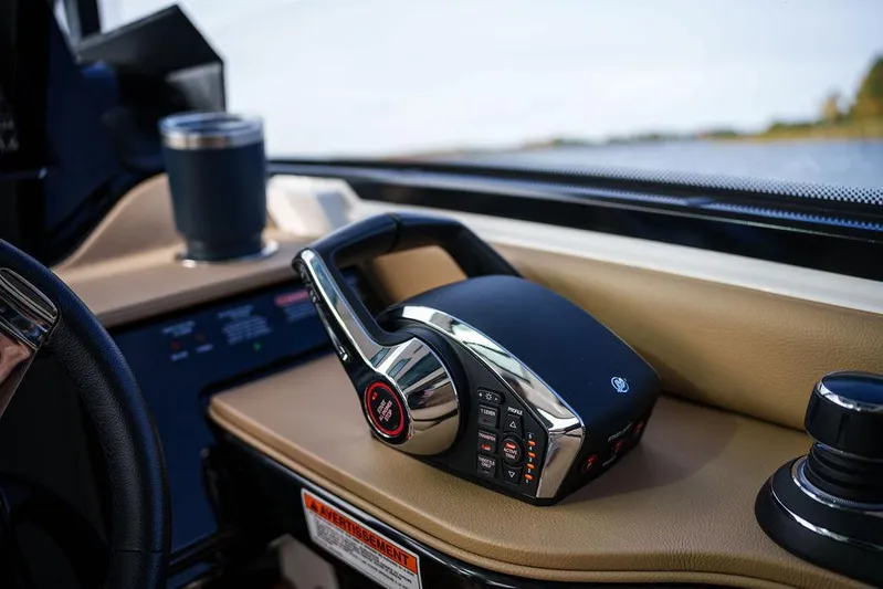  Yacht Photos Pics 2023 Sea Ray Sundancer 370 Outboard helm with modern controls and cup holder.