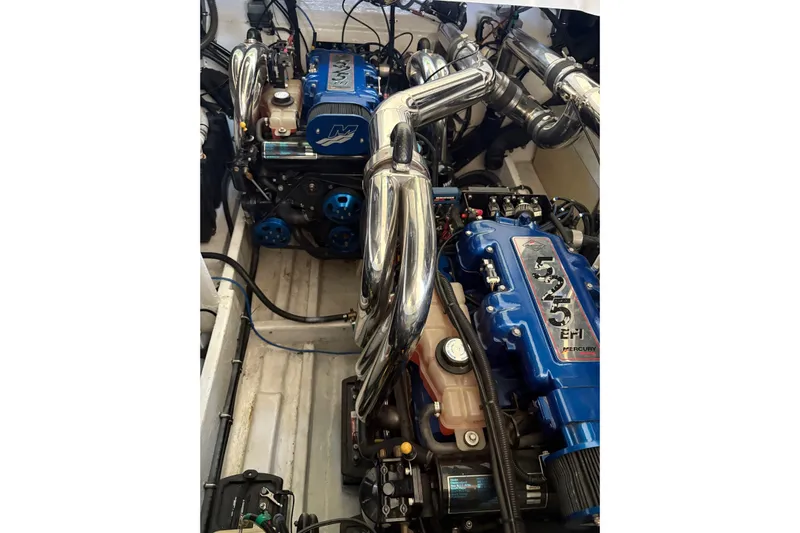  Yacht Photos Pics Twin Mercury EFI engines in a 2006 Fountain 42 Lightning boat.