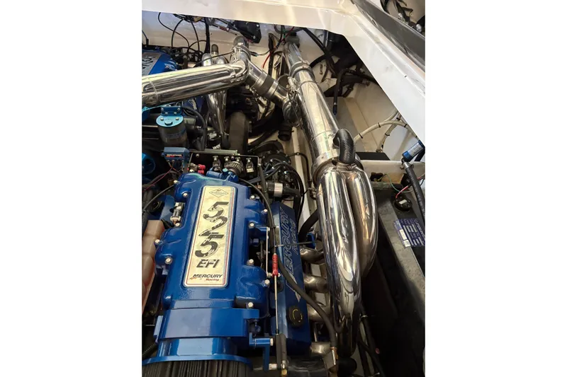  Yacht Photos Pics 2006 Fountain 42 Lightning engine with Mercury Racing 525 EFI, showcasing polished components.