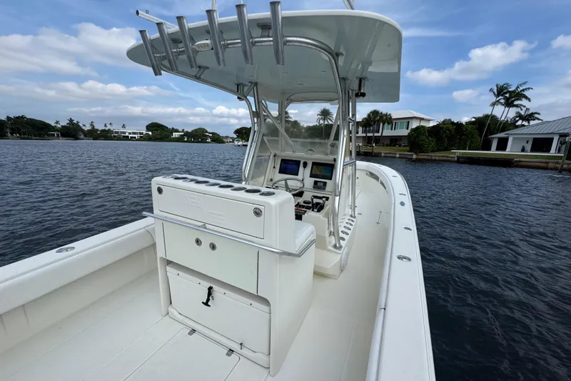  Yacht Photos Pics 2013 SeaVee 320B boat on water, featuring a sleek console and rod holders.