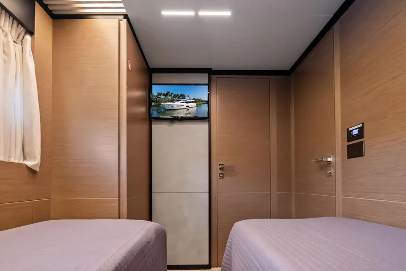 Sunsation Yacht Photos Pics Interior of 2019 Ferretti Yachts 780, featuring twin beds and a wall-mounted TV.