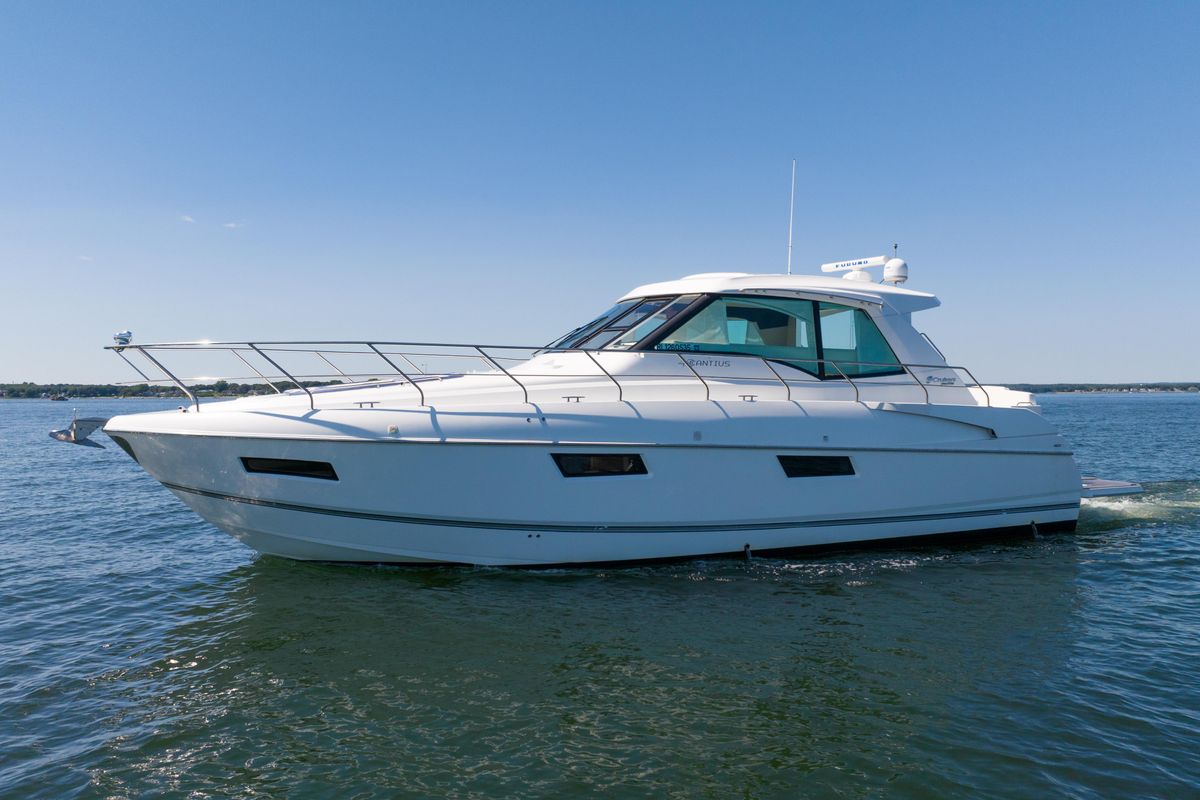 2013 Cruisers Yachts 48 