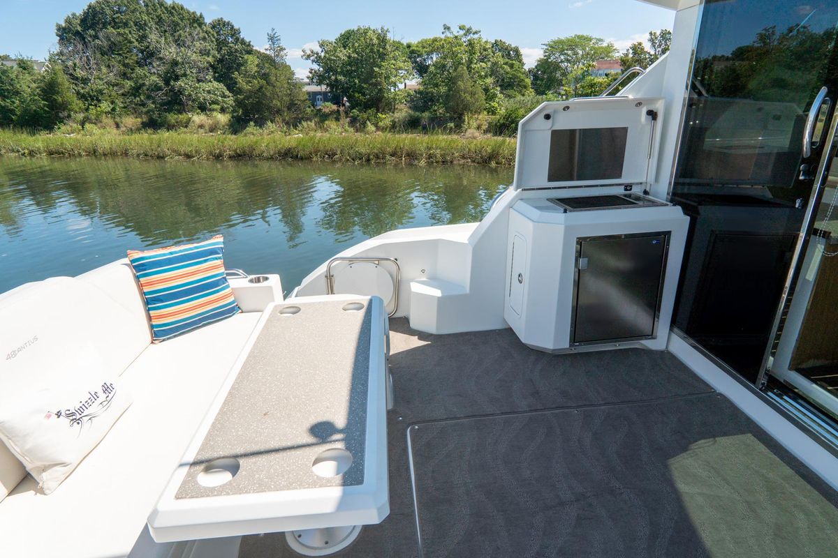 2013 Cruisers Yachts 48 
