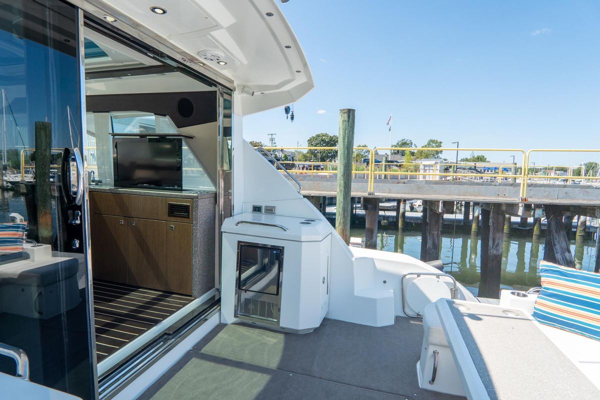 2013 Cruisers Yachts 48 