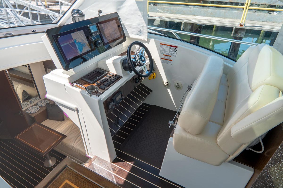 2013 Cruisers Yachts 48 