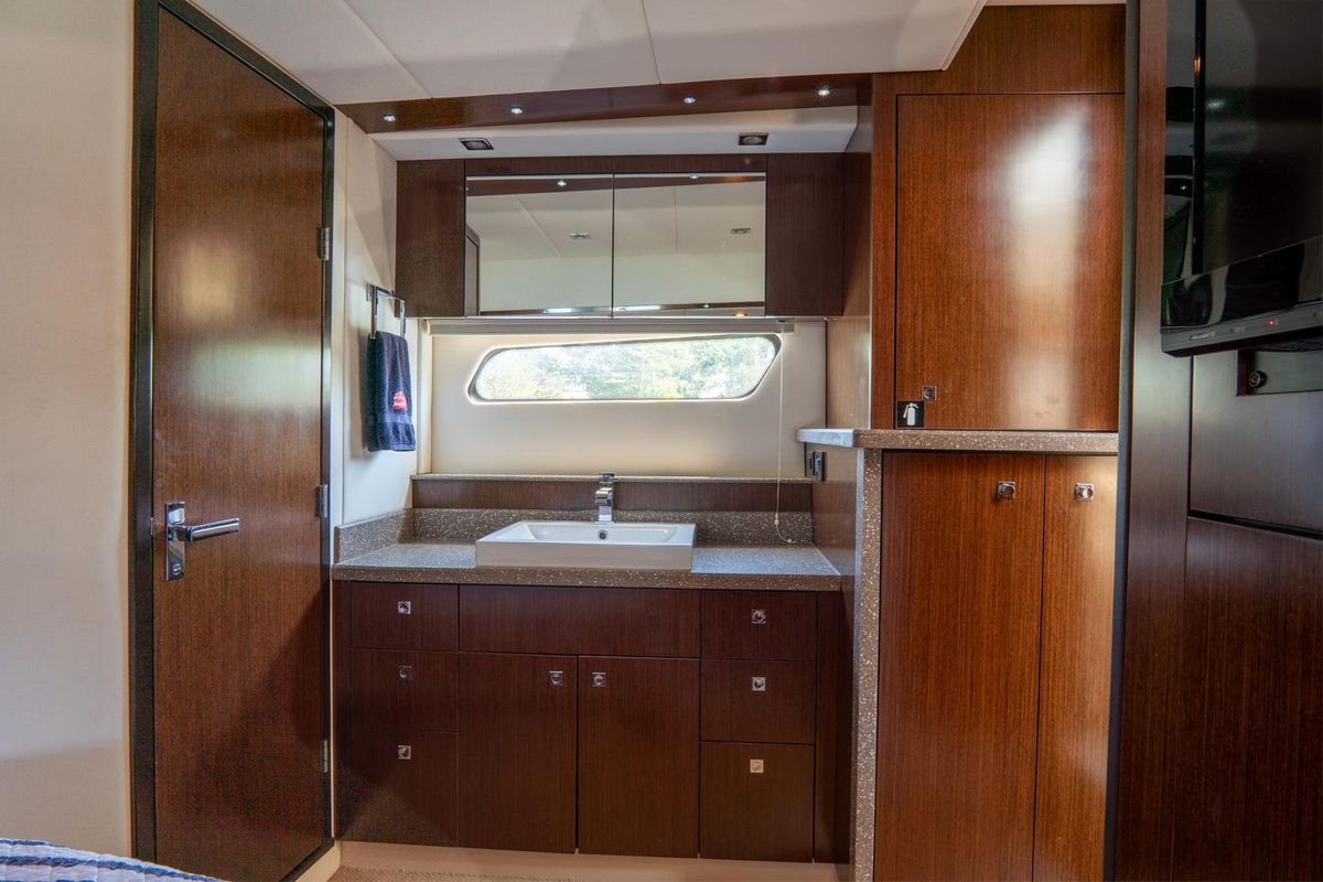 2013 Cruisers Yachts 48 