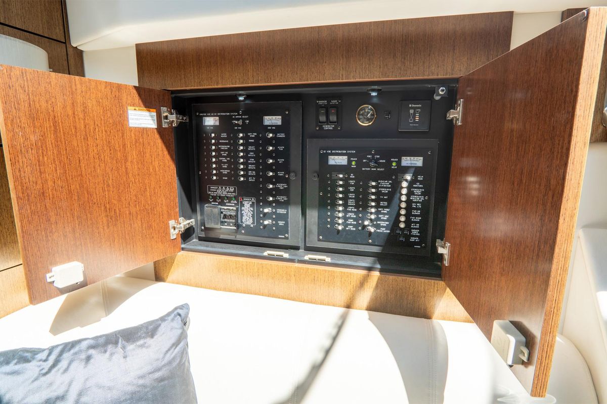 2013 Cruisers Yachts 48 