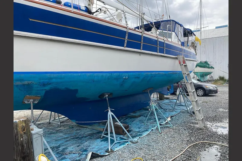 Makani Yacht Photos Pics Sailboat Gozzard 44 MK1 AC 1993 on stands for maintenance in a boatyard.