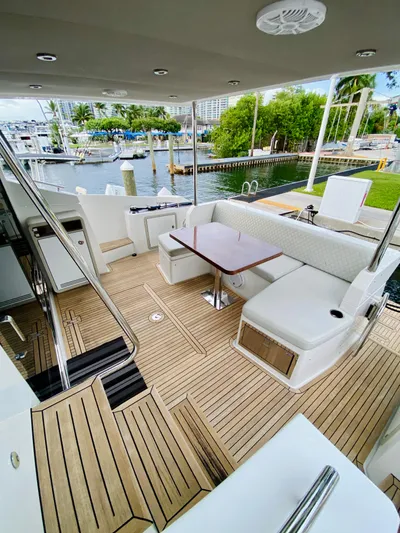 Ivy Therapy Yacht Photos Pics Luxurious 2015 Azimut 50 yacht with spacious teak deck and elegant seating area.