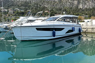 2018 Sealine S330