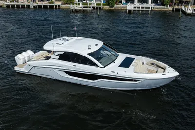 Cruisers Yachts 50 GLS Outboard