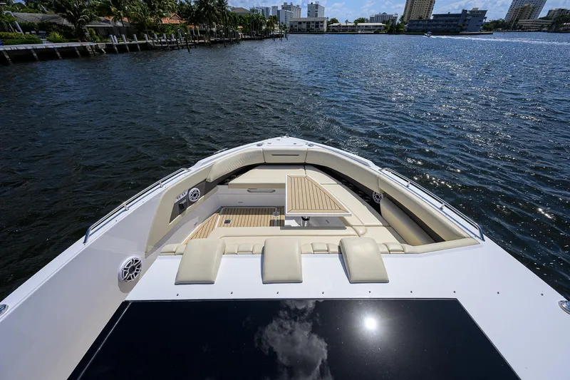 2024 Cruisers Yachts 50 Gls Outboard Yacht Photos Pics 