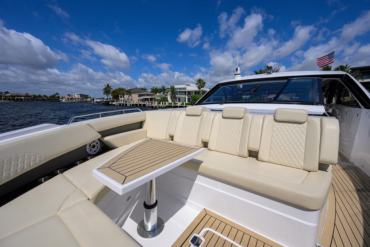 2024 Cruisers Yachts 50 