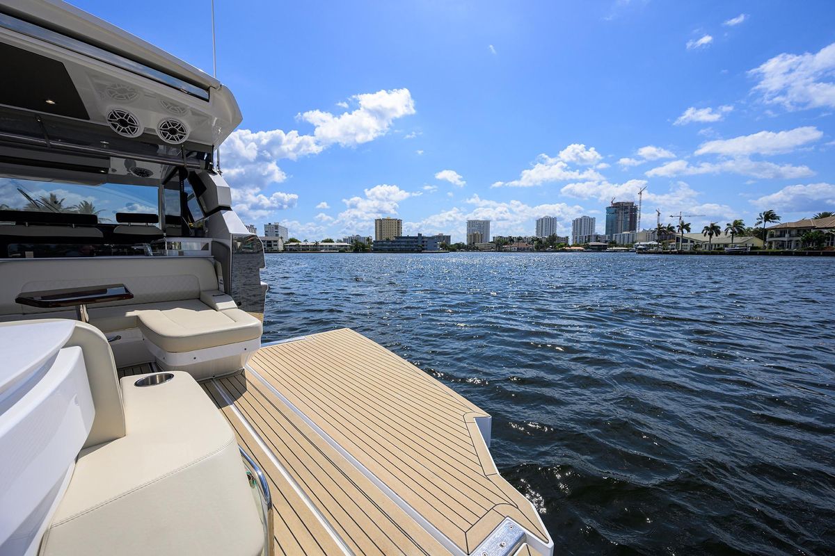 2024 Cruisers Yachts 50 